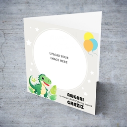 A cute photo card featuring a dinosaur, colourful balloons and scattered white stars in Maltese