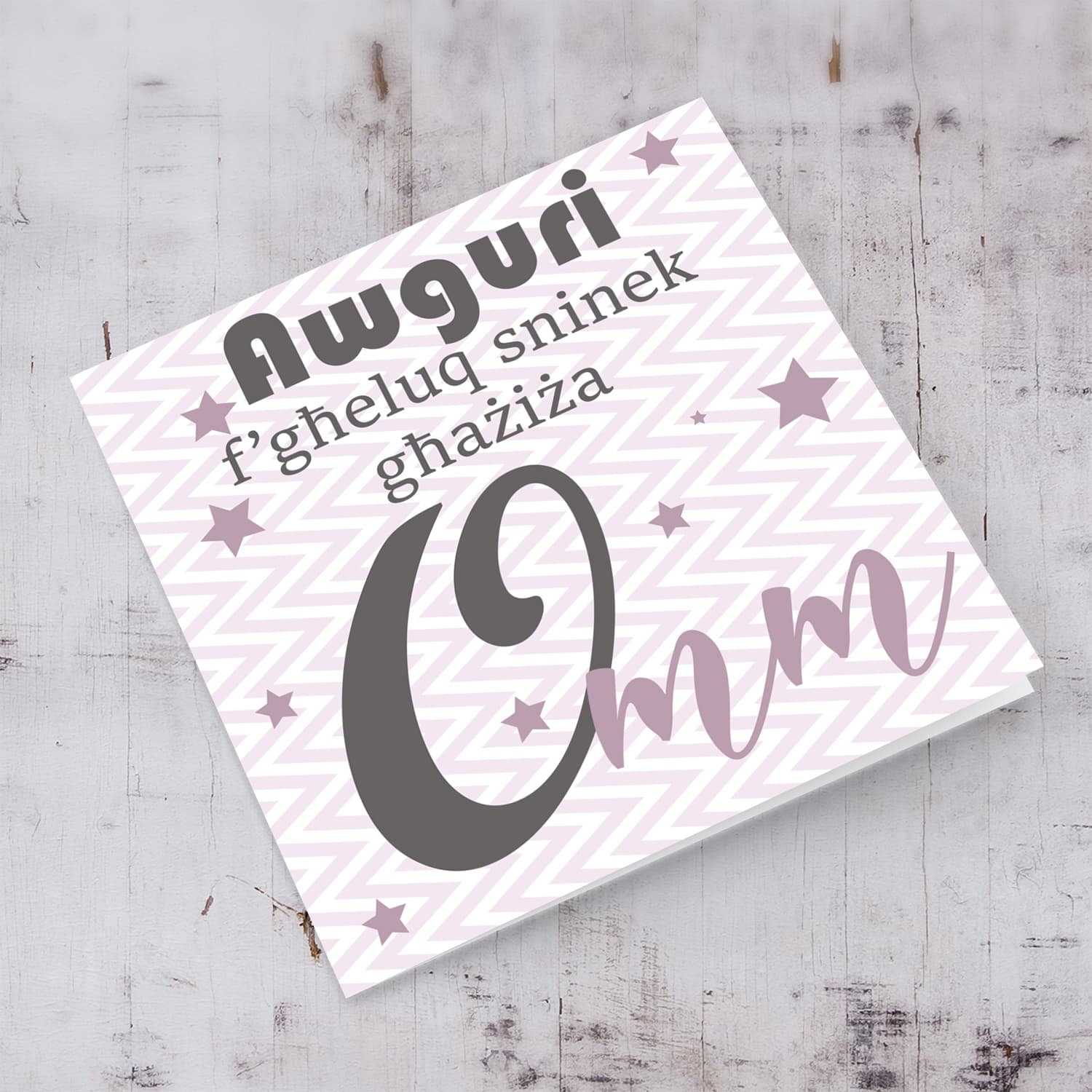 Pink with zigzag background and scattered stars birthday card for Mother in Maltese