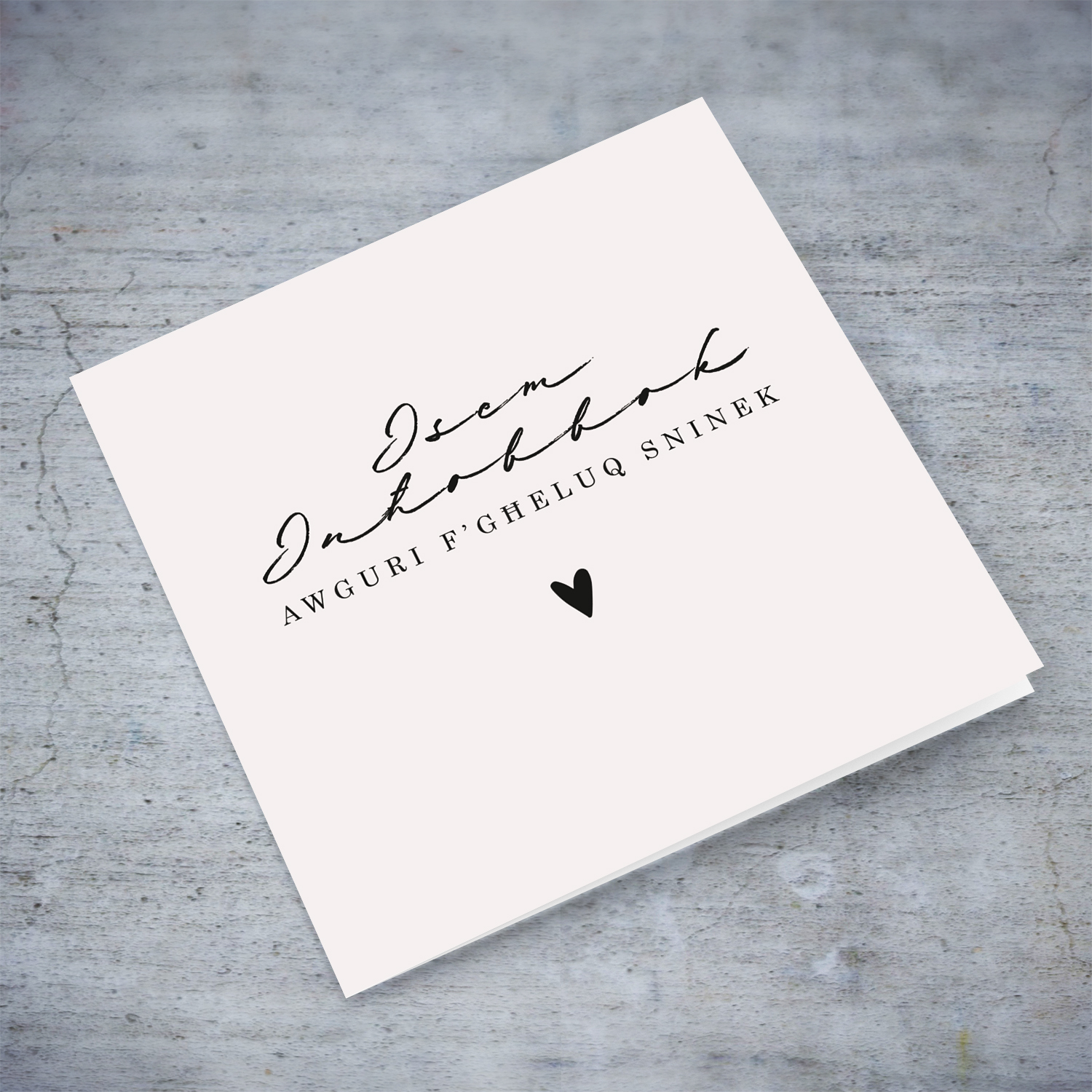 Elegant minimalistic birthday card for a loved one - with black heart and neutral background in Maltese (Personalisable)