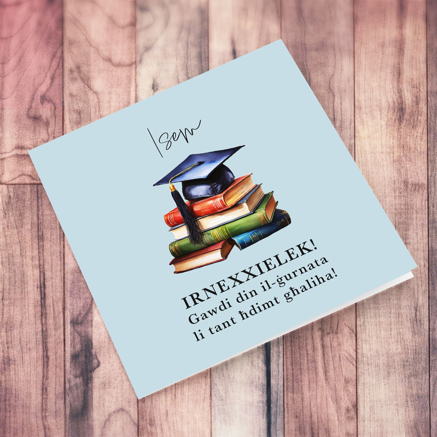 A graduation card featuring a graduation hat sitting on a stack of books, in light blue background in Maltese (Personalisable)