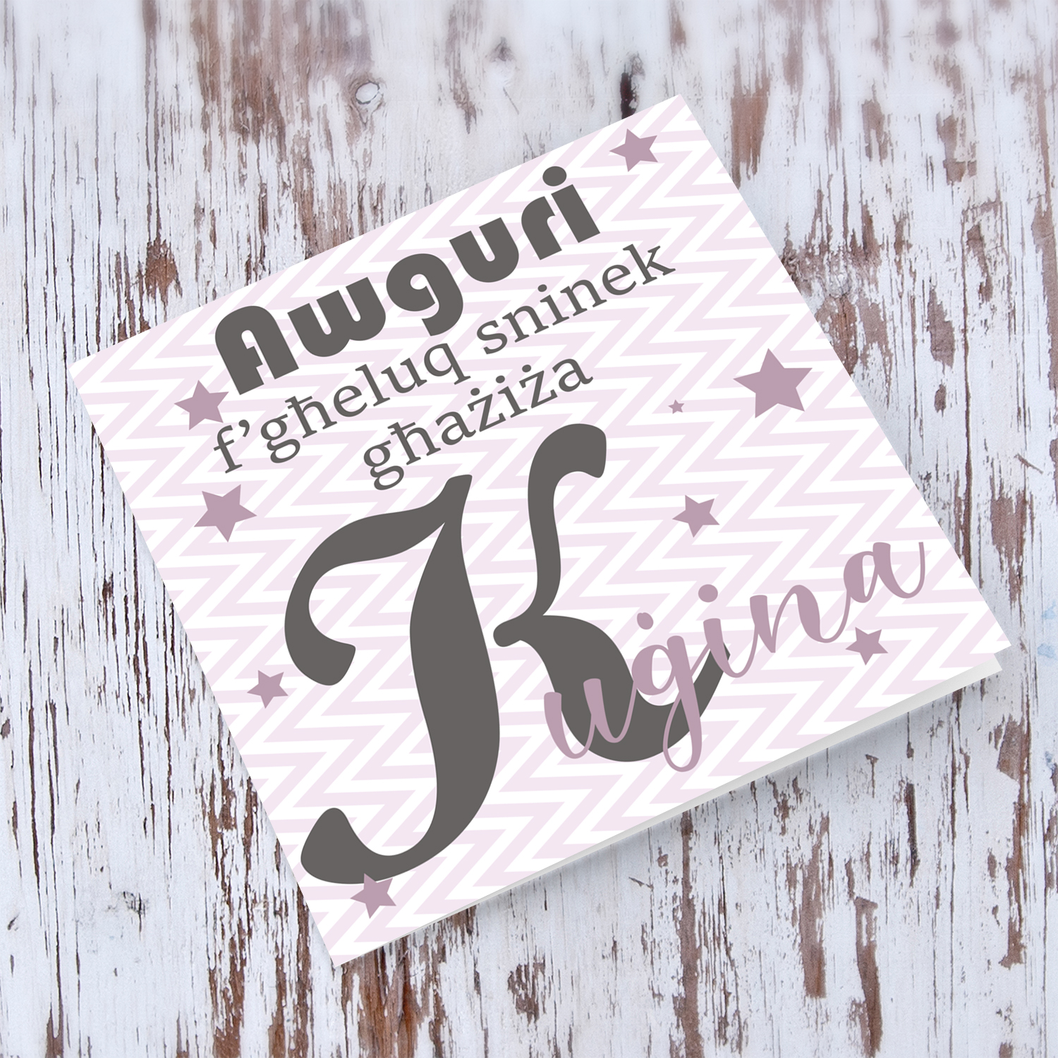 Pink with zigzag background and scattered stars birthday card for Cousin in Maltese