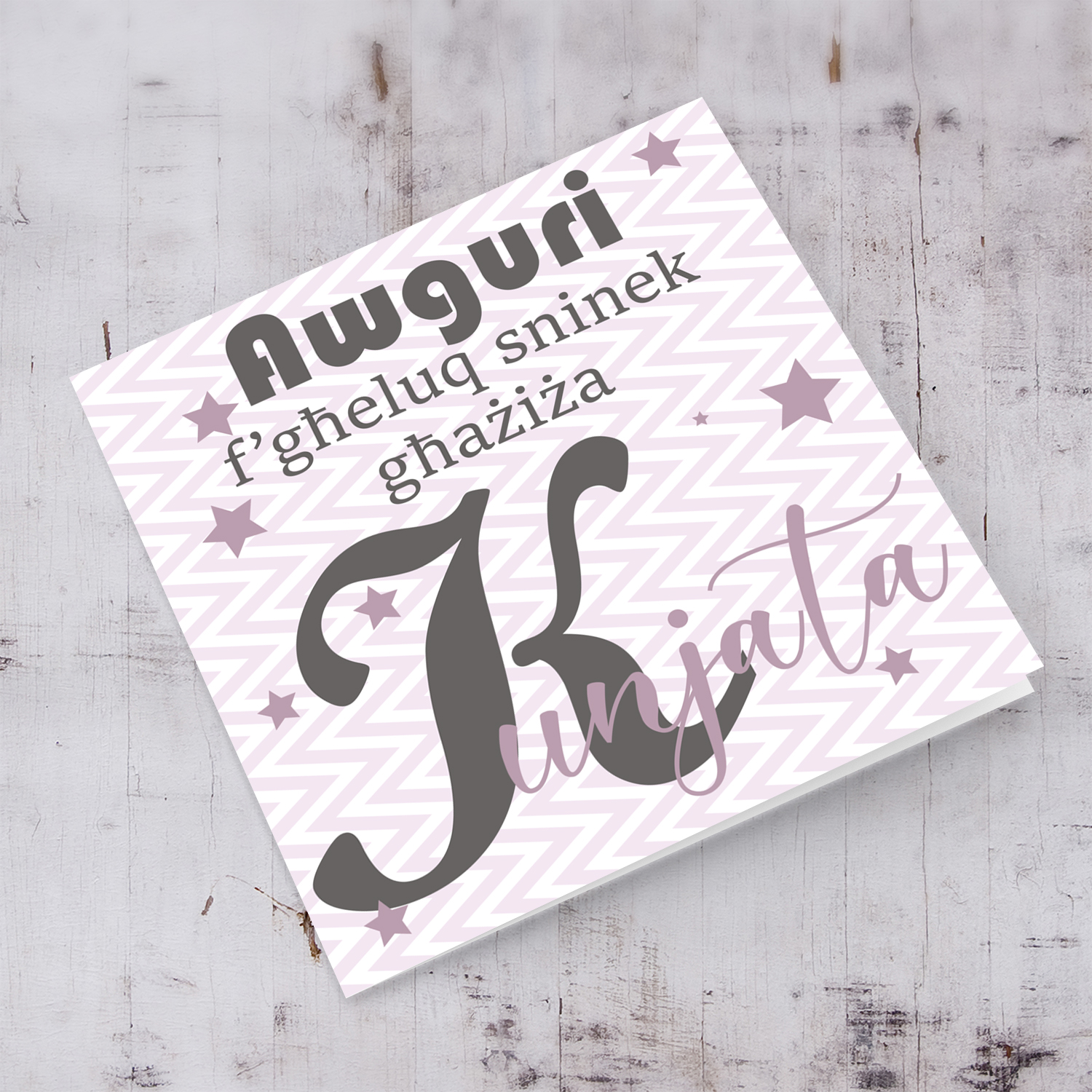 Pink with zigzag background and scattered stars birthday card for Mother in law in Maltese